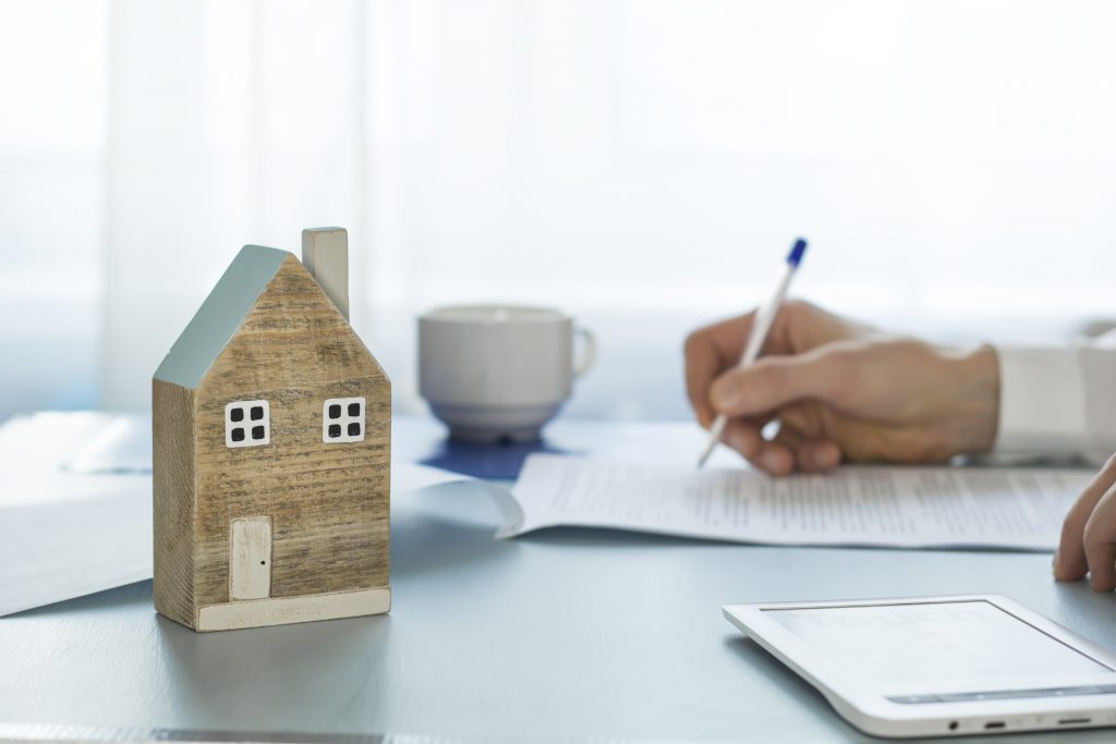 real estae shaking hands 4